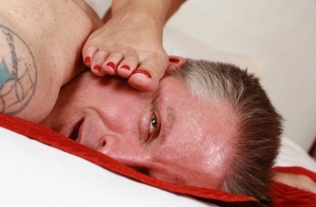 Брюнетка-культуристка Брэнди Мэй надевает Страпон для секса втроем с Алурой Дженсон 9