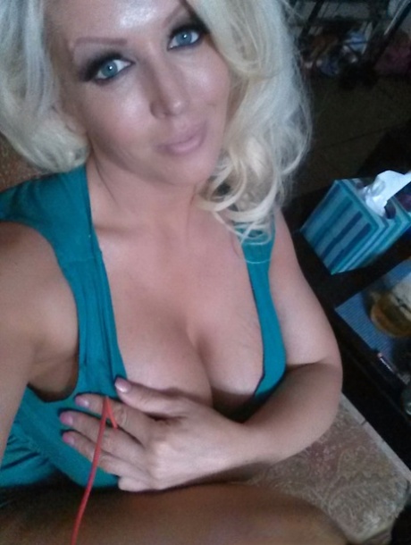 Платиновая блондинка-бомба Алура Дженсон обнажает большие сиськи для селфи 2