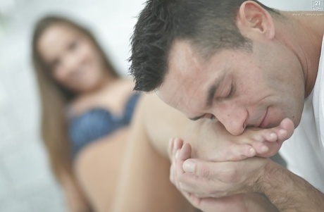 Возбужденный парень с фут-фетишем трахает прелестную европейскую молоденькую Амиру Адару 1