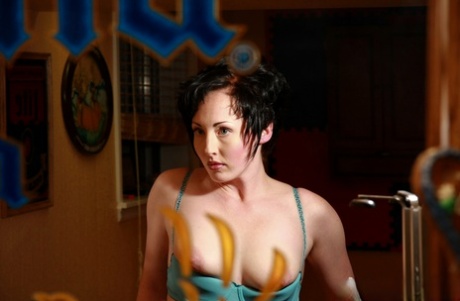 Трахает милфу Энни Джеймс Рок-н-роллом в баре 5