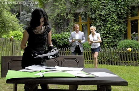 Полностью одетые женщины обоссываются после траха втроем на столе для пикника 1