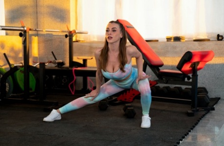 Джозефина Джексон полностью разогревается перед своей обычной тренировкой с Ангелом 1