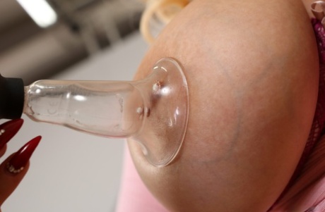 Грудастая блондинка Энджел Вики ублажает свою киску игрушками после того, как облизала сосок 11