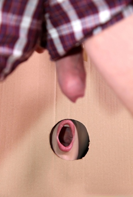 Белокурая невеста Энджел Вики отсасывает необрезанный член в дыре славы 4