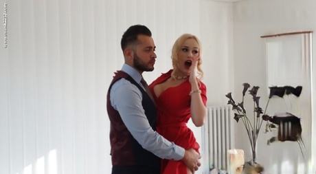 Грудастая блондинка Ангел Вики трахает сиську членом после того, как ее трахнули в коричневых чулках 1