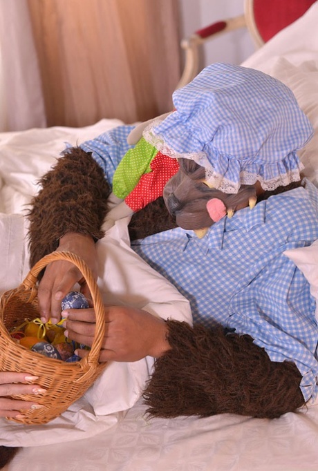 Белокурую цыпочку трахает Большой злой волк в наряде Красной шапочки для верховой езды 4