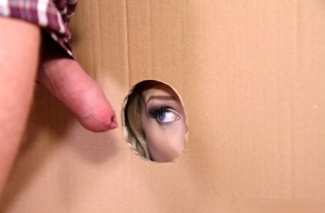 Белокурая невеста Энджел Вики отсасывает необрезанный член в дыре славы 3