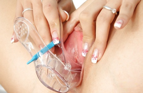 Красотка в униформе Энджел Вики играет со своими любимыми игрушками 13