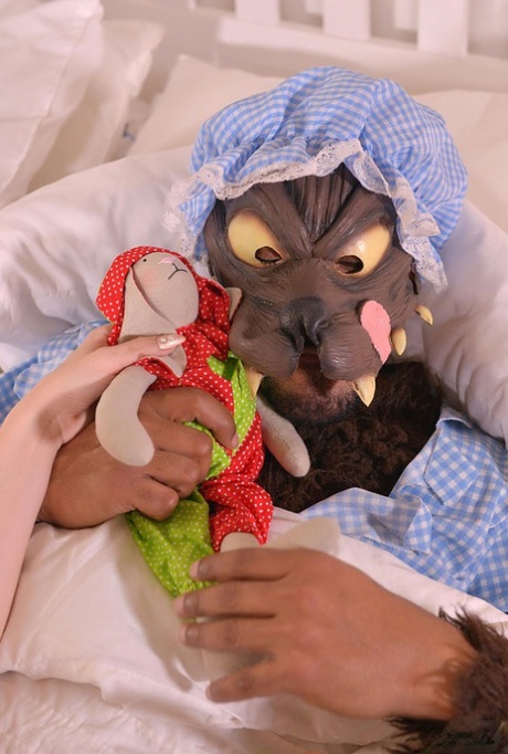 Белокурую цыпочку трахает Большой злой волк в наряде Красной шапочки для верховой езды 3