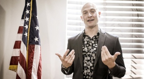 Секретарша-брюнетка Анджела Уайт занимается сексом со своим боссом 3