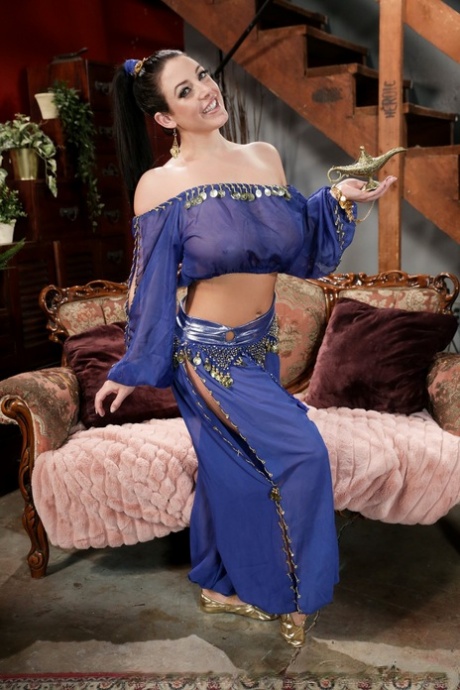 Сексуальная милфа освобождает свои огромные сиськи и шикарную задницу от наряда джинна 10