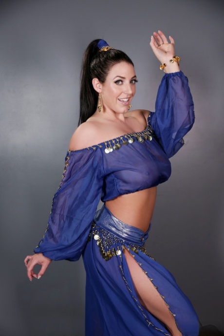 Сексуальная милфа освобождает свои огромные сиськи и шикарную задницу от наряда джинна 4