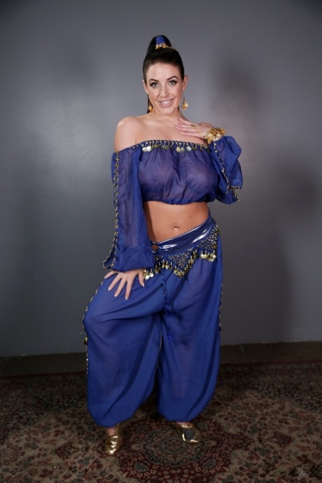 Сексуальная милфа освобождает свои огромные сиськи и шикарную задницу от наряда джинна 2