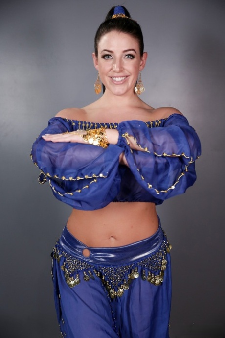 Сексуальная милфа освобождает свои огромные сиськи и шикарную задницу от наряда джинна 3