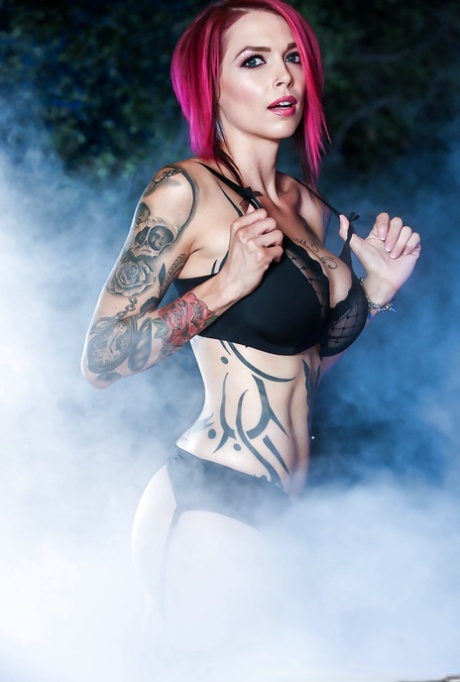 Татуированная рыжеволосая красотка Моник Александер обнажает большие сиськи и проколотые соски 4