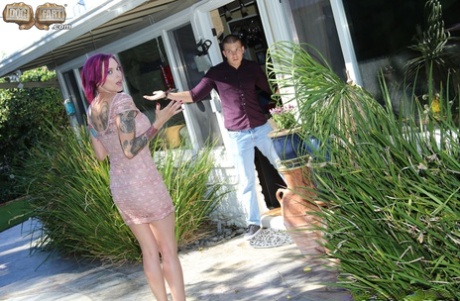 Распутная Анна Белл Пикс стоит на коленях и сосет большой черный член в страстном сексе втроем 5