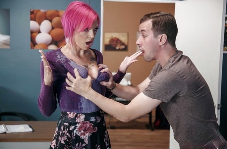 Рыжеволосая Анна Белл Пикс выпускает красивые дыни из-под школьной формы 1