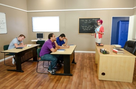 Великолепная учительница милф Анна Белл Пикс трясет огромным членом ученика в классе 1