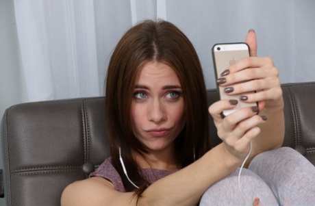 Молоденькая красотка Аня Олсен делает селфи в штанах для йоги, прежде чем раздеться догола 3