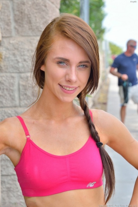 Непослушная девушка-одиночка растягивает свою пизду после того, как позирует обнаженной у дороги 6