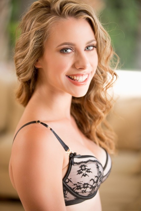 Натуральная блондинка Аня Олсен сексуально снимает свой лифчик и стринги 3