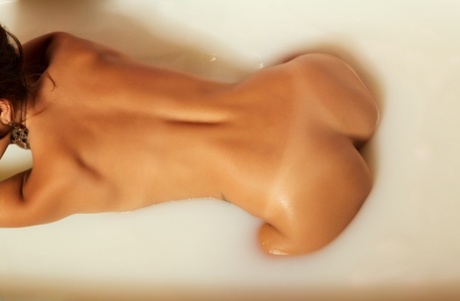 Великолепная девушка Ариана Мари раздевается в ванне, наполненной молоком и лепестками роз 13