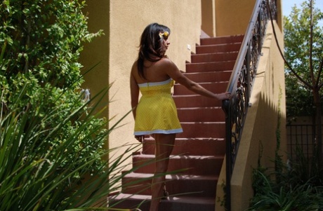 Латиноамериканка Ариэлла Феррера снимает свое хлопчатобумажное нижнее белье на лестнице кондоминиума 6