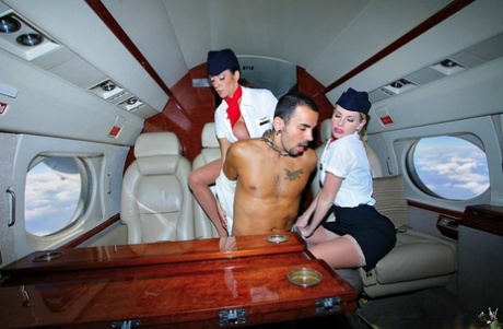 Сексуальные стюардессы в чулках трахают пассажира первого класса 6