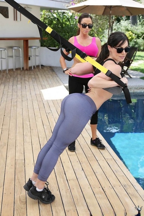 Горячие цыпочки в штанах для йоги и спортивных бюстгальтерах соблазняют скрытого вуайериста на секс втроем 1