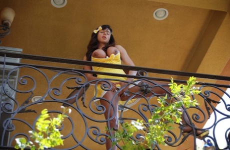 Латиноамериканка Ариэлла Феррера снимает свое хлопчатобумажное нижнее белье на лестнице кондоминиума 12