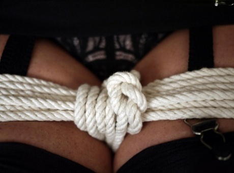 Одетые женщины Дарла Крейн и Ариэлла Феррера оказываются связанными и с кляпом во рту 13