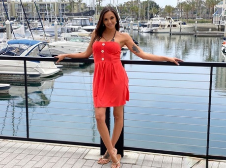 Армани Блэк моделирует бикини на пристани для яхт перед тем, как вылизать задницу Би Джею и трахнуться 3