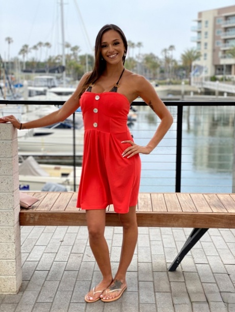 Армани Блэк моделирует бикини на пристани для яхт перед тем, как вылизать задницу Би Джею и трахнуться 1