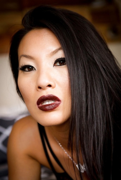 Знойная азиатская красотка Аса Акира позирует в маске и сексуальном нижнем белье 4