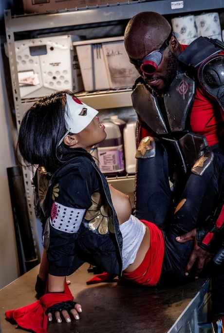 Азиатка в маске Аса Акира трахается с черным чуваком в байкерской одежде 8