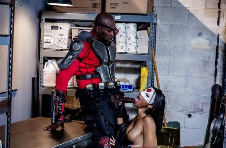 Азиатка в маске Аса Акира трахается с черным чуваком в байкерской одежде 2