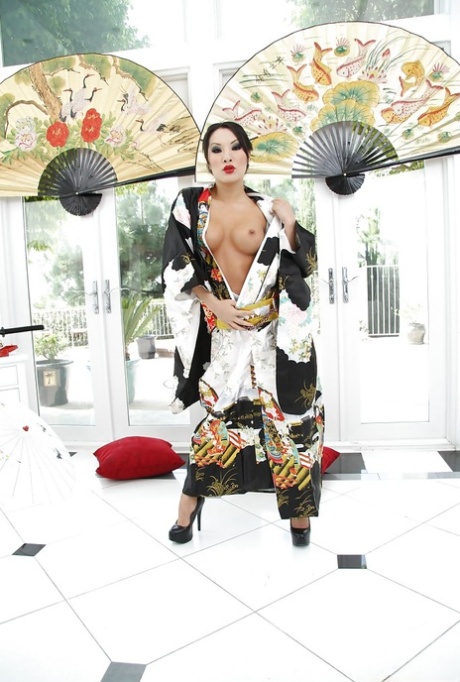 Очаровательная азиатская милфа на высоких каблуках демонстрирует свои великолепные изгибы 1