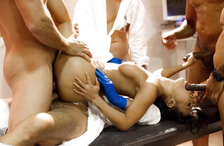 Азиатская порнозвезда Аса Акира занимается жестким сексом во время межрасовой групповухи 13