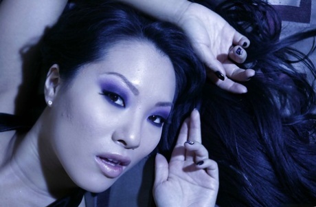 Сексуальная азиатка с клыками Аса Акира снимает колготки в сеточку 1