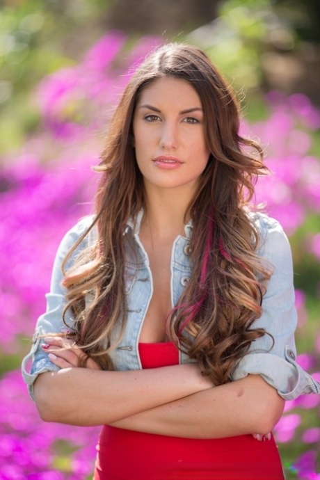 Распутная модель Августа Эймс позирует, демонстрируя потрясающие формы на улице 4