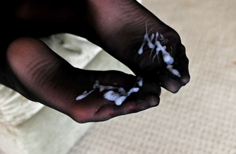 Порнозвезда Августа Эймс заставляет саб-самца пососать ее сексуальные пальчики на ногах 12