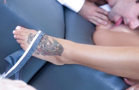 Белокурая порнозвезда Августа Эймс получает сперму на задницу после траха большим членом 6