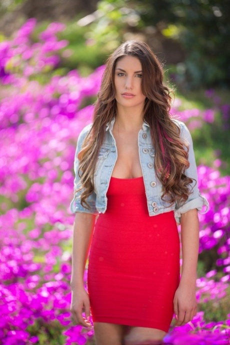 Распутная модель Августа Эймс позирует, демонстрируя потрясающие формы на улице 1