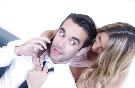 Белокурая порнозвезда Августа Эймс получает сперму на задницу после траха большим членом 2