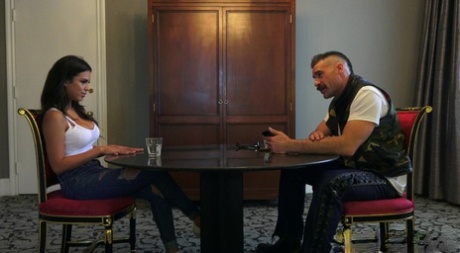 Молоденькая латиноамериканка Отэм Фоллс получает свой первый опыт БДСМ-секса 4