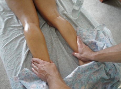 МИЛФ-красотка Ава Адамс получает массаж спины и жесткий трах в пизду 2