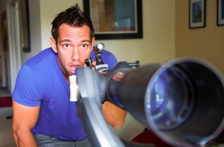 Горячая мамаша Ава Аддамс обнажает свои большие сиськи, соблазняя симпатичного молодого человека 2