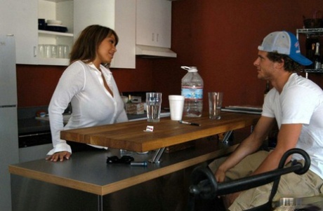 Азиатская пума Ава Дивайн соблазняет молодого человека массажем шеи 4