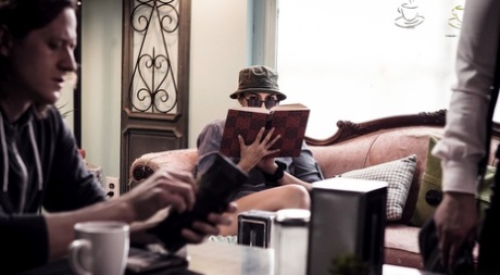 Молодая секретарша Белла Ролланд спасает свою работу, занимаясь сексом со своим боссом 7