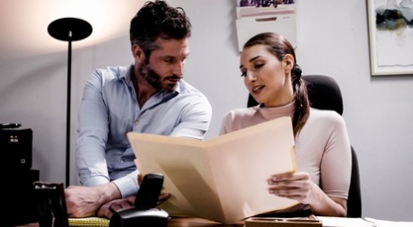 Молодая секретарша Белла Ролланд спасает свою работу, занимаясь сексом со своим боссом 1